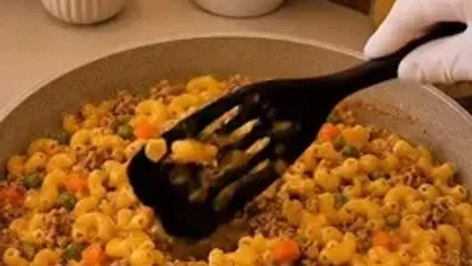طرز تهیه ماکارونی با گوشت چرخ کرده و هویج و نخودفرنگی