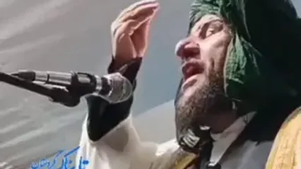 گریه های عالم اهل سنت در سخنرانی تجمع مردم سنندج در میدان آزادی در رثای رهبر شهید
