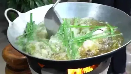 غذای روستایی در کامبوج؛ پخت یک غذای سنتی با ماهی، سبزیجات و نودل