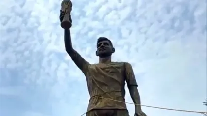 نگهداری عجیب از مجسمه مسی در هند!