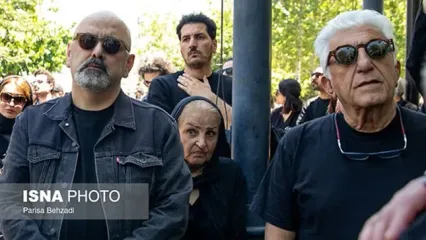 گریه رضا کیانیان در مراسم تشییع پیکر بهناز نازی