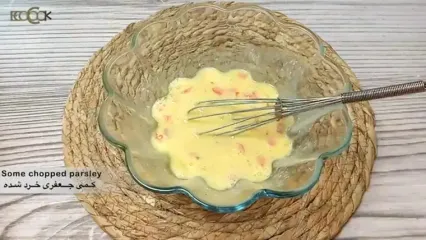 طرز تهیه یک غذای ساده و سریع با پیاز، تخم مرغ و سیب زمینی