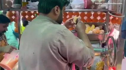 غذای خیابانی در پاکستان؛ تهیه آب پرتقال تازه در کراچی