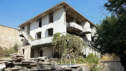اینجا خانه ارواح و اجنه در دربند تهران است و گزارش از اتاق به اتاق خانه وحشت