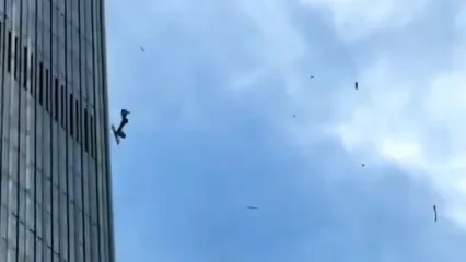 برخورد هولناک هواپیما با یک آسمان خراش در پکن + عکس