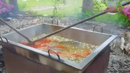 غذای روستایی در بنگلادش؛ پخت خوراک مرغ و بادمجان توسط بانوان در طبیعت