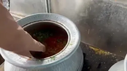 غذای سنتی در پاکستان؛ مهارت آشپز خیابانی در تهیه بریانی با مرغ در کراچی