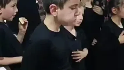 هم‌نوایی کودکانه با صدای حاج محمود کریمی در عزای سالار شهیدان