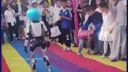 ربات انسان‌نما به شکم یک کودک لگد زد
