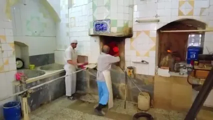 غذای خیابانی در ایران؛ پخت نان سنگک در یکی از قدیمی ترین نانوایی های تهران
