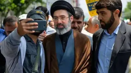 فیلم / عکس یادگاری خانم پرستارهای بی حجاب با آیت الله سید مجتبی خامنه ای / خواستیم اجازه ندیم آقا گفتند ایرادی ندارد !