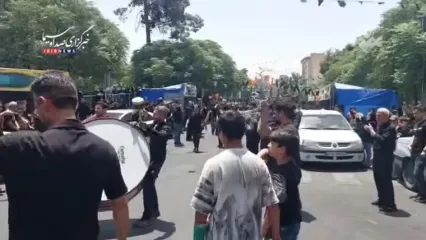 مراسم ظهر عاشورا و دسته های زنجیر زنی در نازی آباد