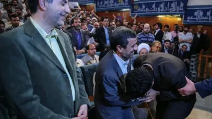 صحنه بوسیدن دست احمدی‌نژاد باز هم تکرار شد!