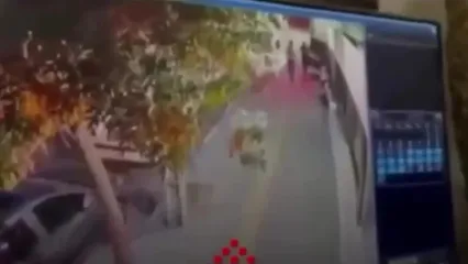 فیلم لحظه قتل پسر 14 ساله ارومیه ای توسط یک مرد جلوی چشم مردم | سعی کرد فرار کند اما قاتل به او رسید + عکس پدر و پسر