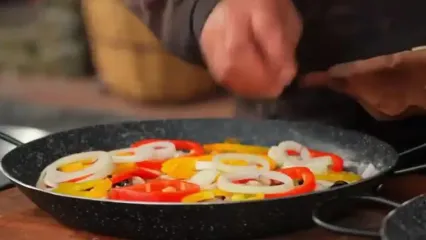 غذای روستایی در آذربایجان؛ پخت 3 عدد پیتزا روی تنه درخت در کوهستان