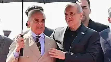 اصرار جالب پزشکیان هنگام کاشت نهال در پاکستان