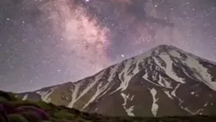 تصویری خیره‌کننده از کهکشان راه شیری بر فراز قله دماوند