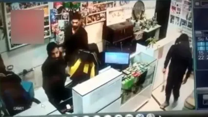 فیلم صحنه سرقت مسلحانه از نقره‌فروشی در مشهد/ چهار سارق نقابدار با 400 میلیون تومان نقره گریختند