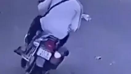 سقوط شاخه خشک درخت بر سر موتورسوار
