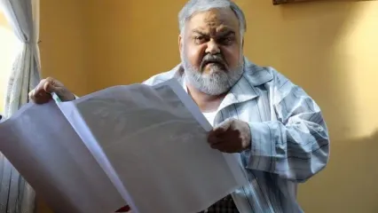 شوخی اکبر عبدی با شریفی‌نیا روی تخت بیمارستان