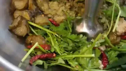 غذای خیابانی در کره؛ تهیه برگر سوخاری مرغ تند در سئول