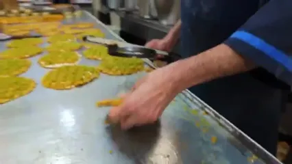غذای خیابانی در ایران؛ مراحل پخت سوهان در قم