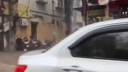 بارش شدید باران خیابان‌های هند را به زیر آب برد!