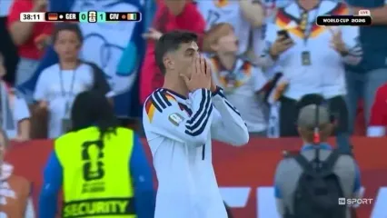 نمایش پرچم استقلال در حاشیه بازی امشبِ آلمان!