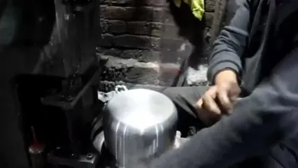 مراحل دیدنی بازیافت قوطی های نوشابه و تولید زودپز در پاکستان