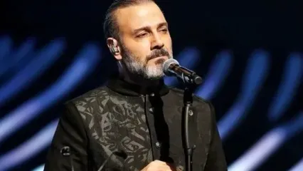 ادای احترام علیرضا قربانی با لباس مشکی در کنسرت