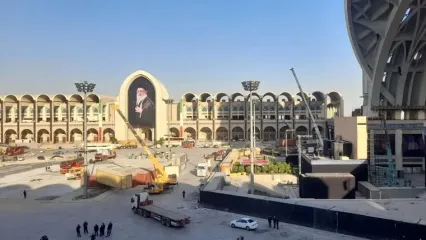 نمایی دیگر از مصلی تهران در حال آماده‌سازی برای مراسم رهبر شهید