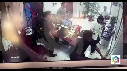 لحظه حمله‌ور شدن خواهران منصوریان به فدراسیون ووشو