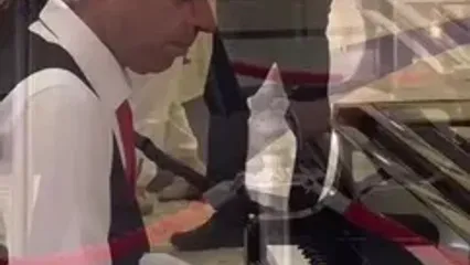 شباهت جالب پیانیست یک مرکز خرید در تهران به عادل فردوسی‌پور!