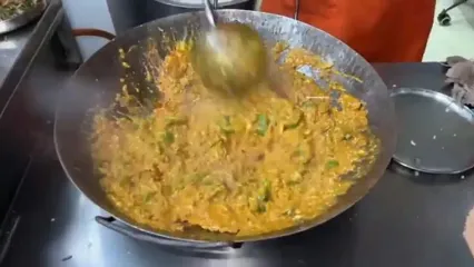 غذای خیابانی در هند؛ پخت برنج سرخ شده با تخم مرغ و فلفل در بنگلور