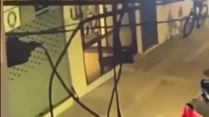 فیلم صحنه کشف جسد دختر ۱۷ ساله تایلندی داخل چمدان | مسافر خارجی جسد را از هتل تا ایستگاه راه آهن برد