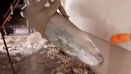 فیلم هالیوودی از لحظه به لحظه انتقال بمب سنگرشکن یک تنی توسط آتش نشانان خرم آباد کجای ساختمان گیر کرده بود