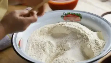 غذای روستایی در آذربایجان؛ پخت یک پیتزای خانگی غول پیکر در طبیعت