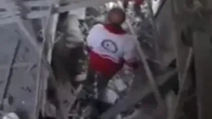 پیکر نوزاد شش‌ماهه در آوار؛ وداع تلخ امدادگران با قربانی کوچک حمله آمریکا