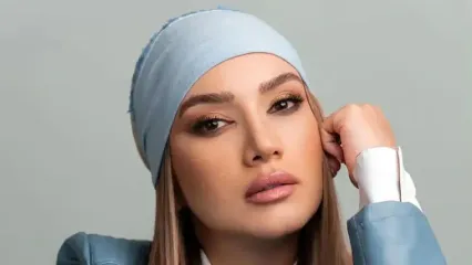 آشپزخانه شیک و چشم نواز متین ستوده قبل از ازدواج با کامران تفتی؛ ترکیب کابینت های سفید و گل های رنگارنگ