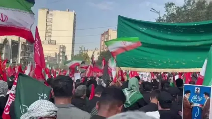 میدان انقلاب مملو از دوستداران رهبر شهید انقلاب است