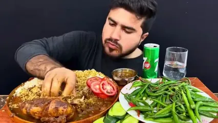 غذا خوردن با صدا؛ خوردن 3 کیلو چلو مرغ کاری به روش جوان مشهور پاکستانی
