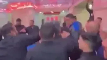 فیلم پیکر رهبر شهید آیت الله سید علی خامنه ای و خانواده شهید ایشان در جوار ضریح امام حسین(ع)