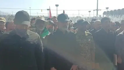 حضور سردار وحیدی در صف اول نماز بر پیکر پاک امام شهید و خانواده اش