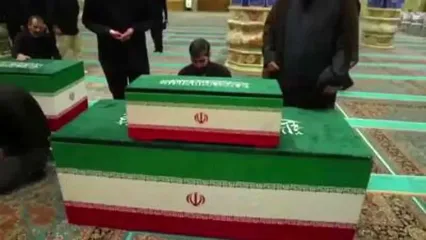 بوسه محمدی گلپایگانی بر تابوت دخترش در مسجد جمکران