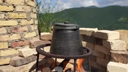 غذای روستایی در ایران؛ پخت آبگوشت با گوشت بره در دیگ سنگی