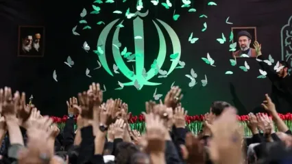 نصب نماد «باید برخاست» در میدان انقلاب تهران همزمان با آغاز مراسم بدرقه آقای شهید ایران