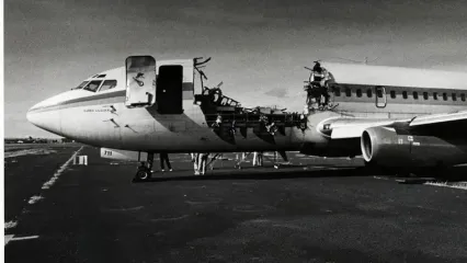 فیلم لحظه بلعیده شدن خانم میهماندار با کنده شدن سقف هواپیما / این هواپیما به سلامت روی باند فرود آمد