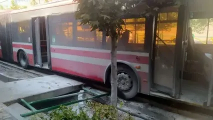 تصاویری وحشتناک از تصادف اتوبوس BRT در خیابان ولیعصر
