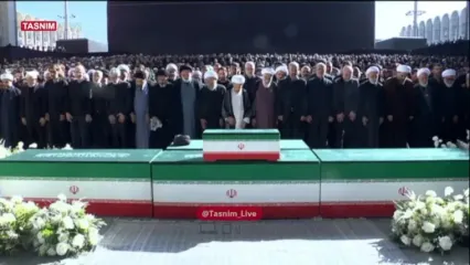 اقامه نماز بر پیکر امام شهید انقلاب توسط آیت‌الله سبحانی