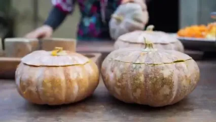 غذای روستایی در ایران؛ پخت کدو حلوایی پر شده با پلو و مرغ